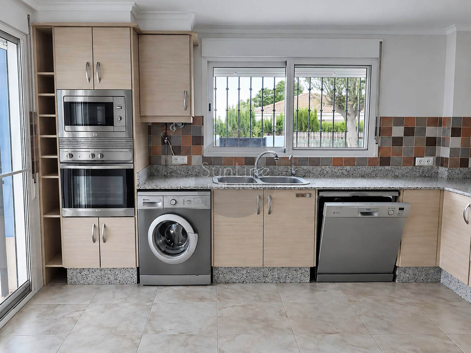 Rent of a 150 m² house with a private plot of 500 m², a pool and a garage in Picassent