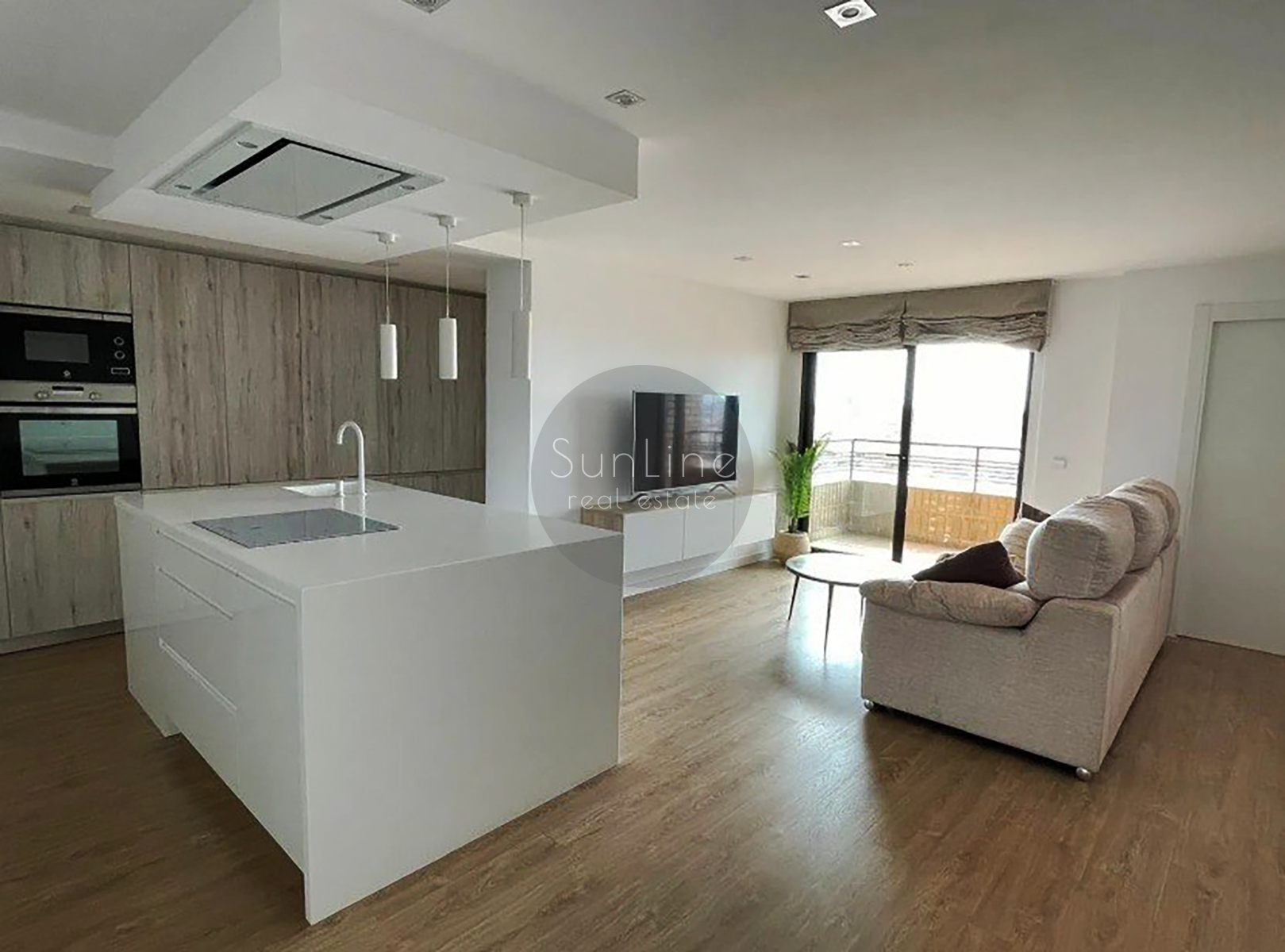 Rent of bright housing with two bathrooms and a terrace near the center of Valencia