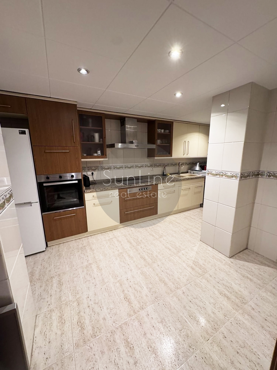 Rent of a spacious 135 m² apartment with parking and a balcony in Penya-Roja