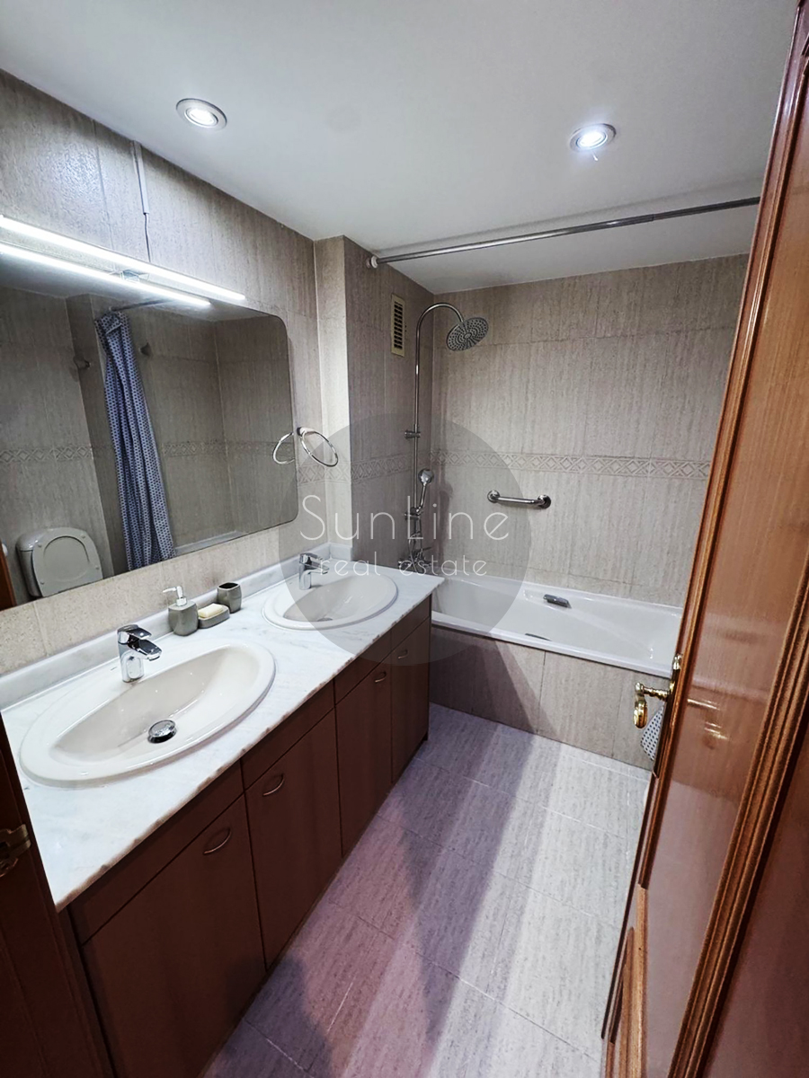 Rent of a spacious 135 m² apartment with parking and a balcony in Penya-Roja