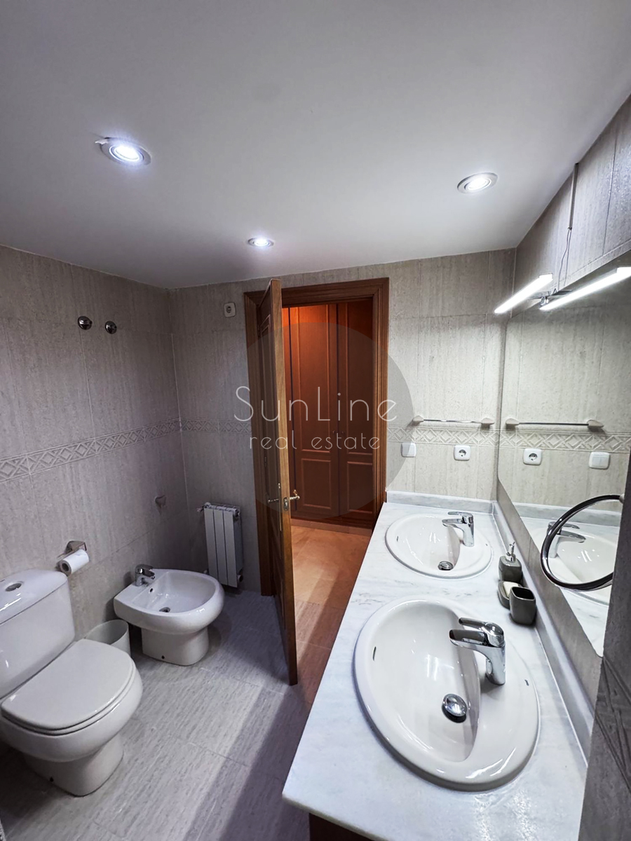 Rent of a spacious 135 m² apartment with parking and a balcony in Penya-Roja