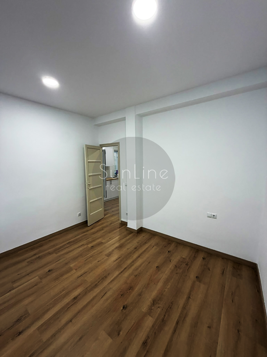 Three-bedroom apartment for rent with a terrace in the very center of Valencia