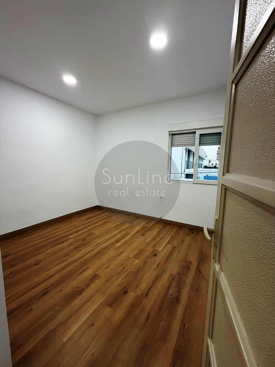 Three-bedroom apartment for rent with a terrace in the very center of Valencia