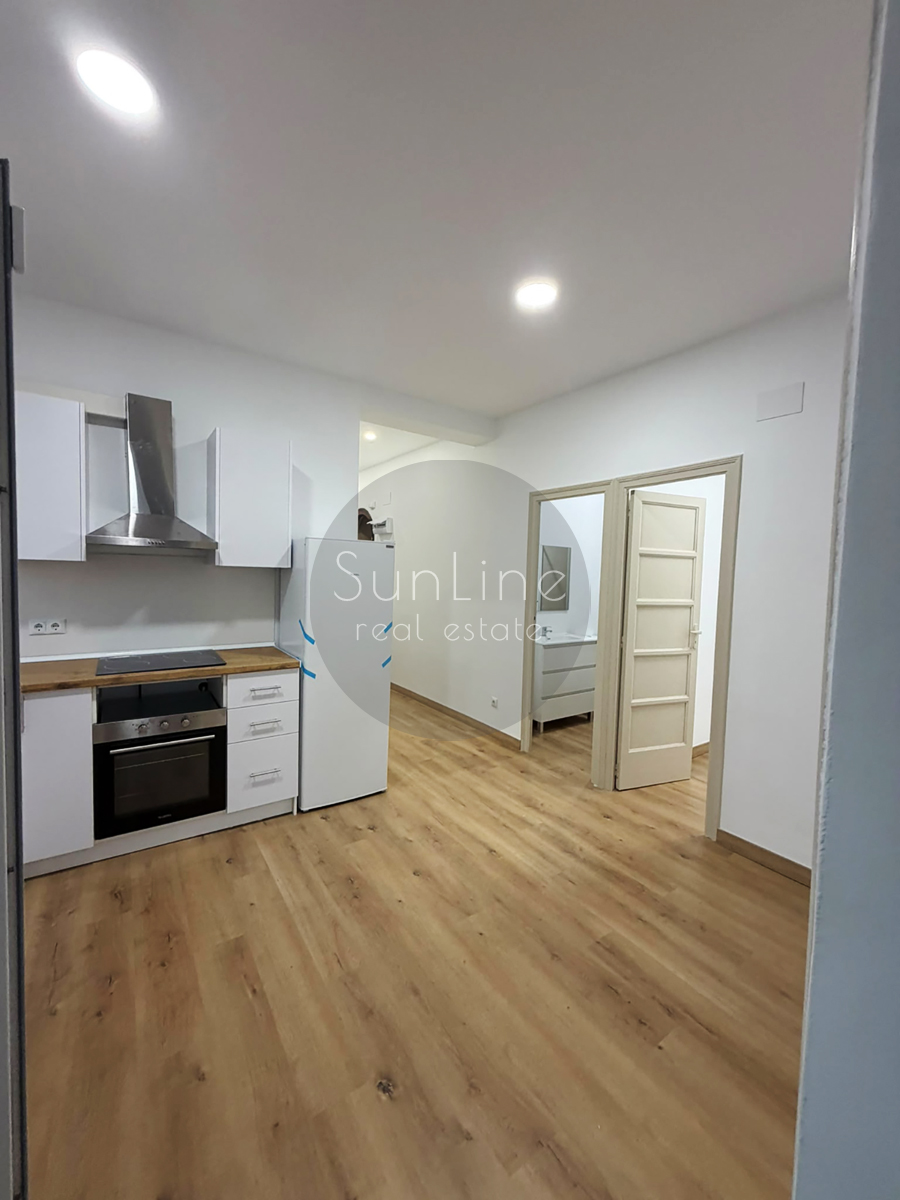 Three-bedroom apartment for rent with a terrace in the very center of Valencia