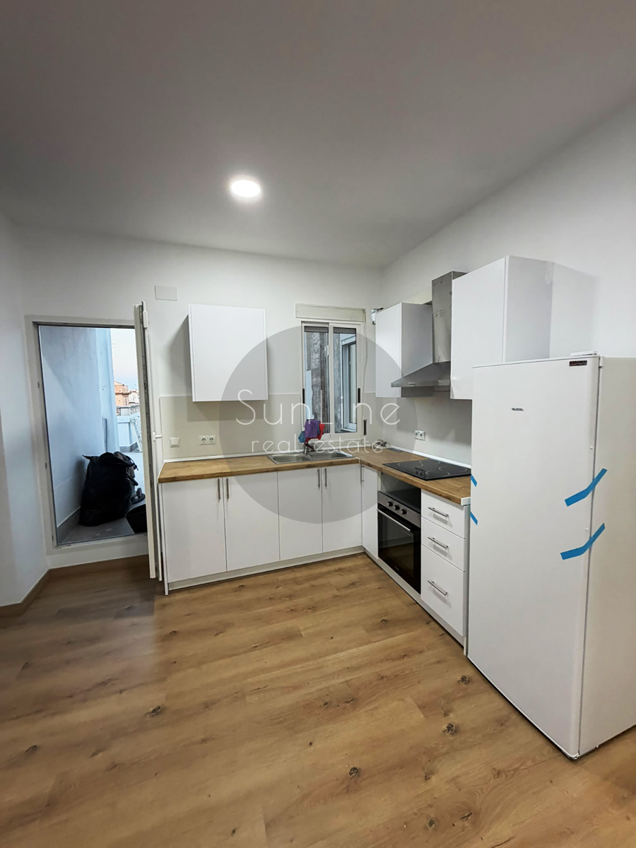 Three-bedroom apartment for rent with a terrace in the very center of Valencia