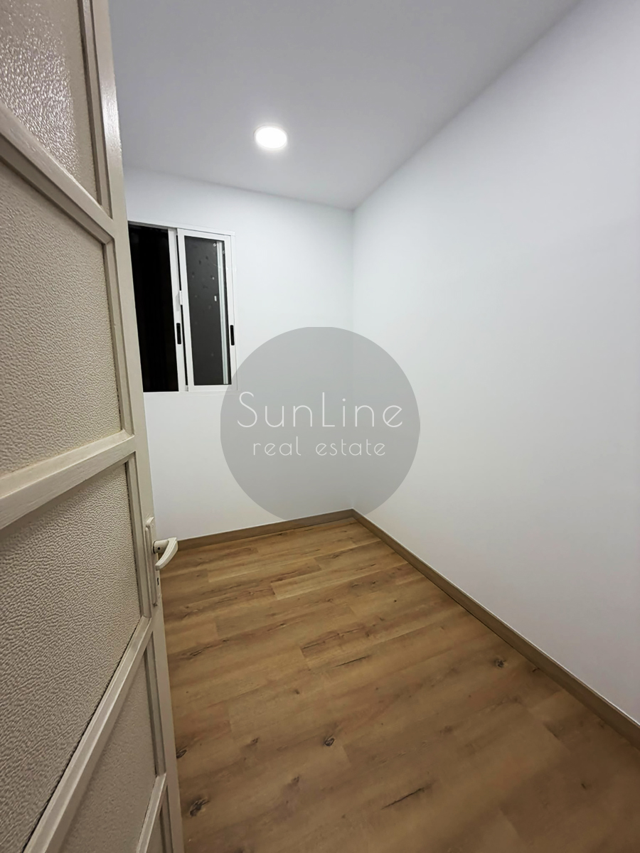 Three-bedroom apartment for rent with a terrace in the very center of Valencia