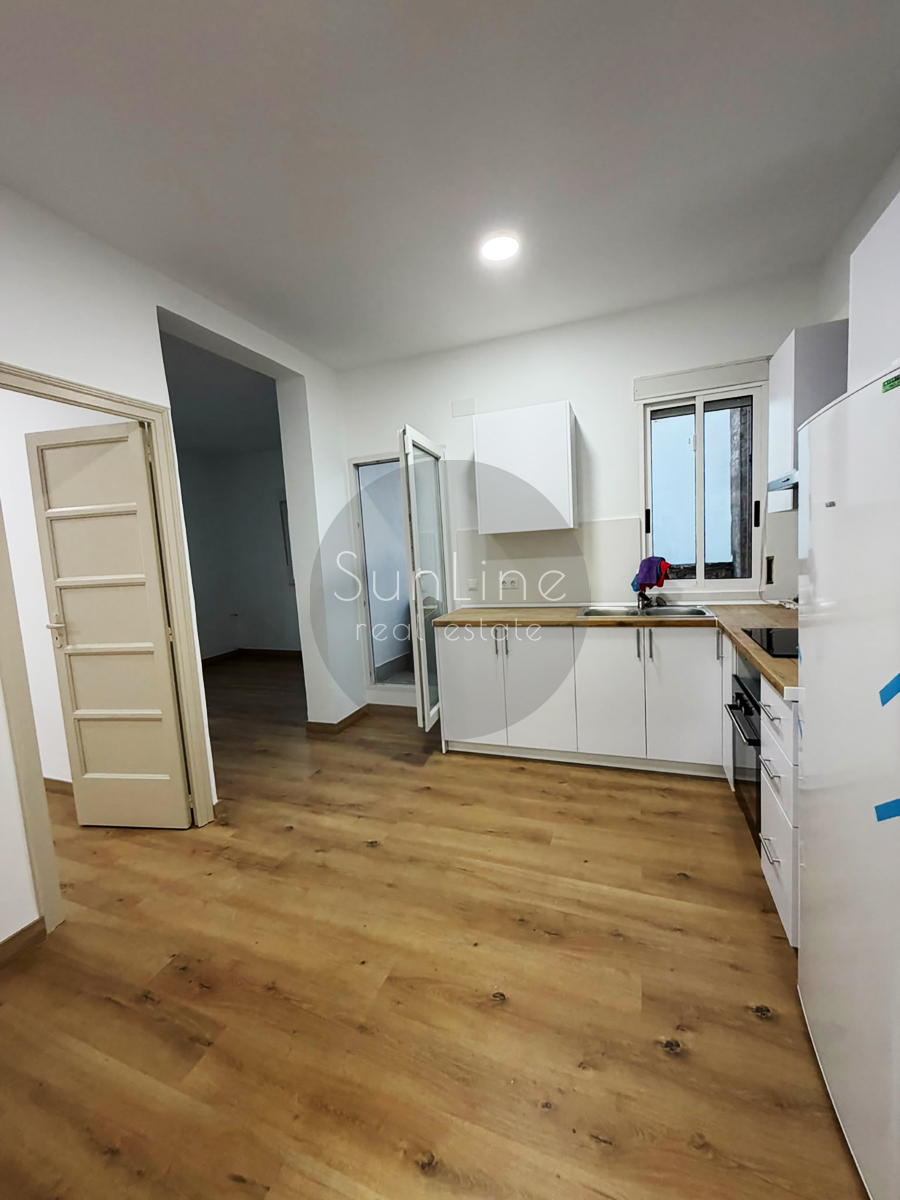 Three-bedroom apartment for rent with a terrace in the very center of Valencia