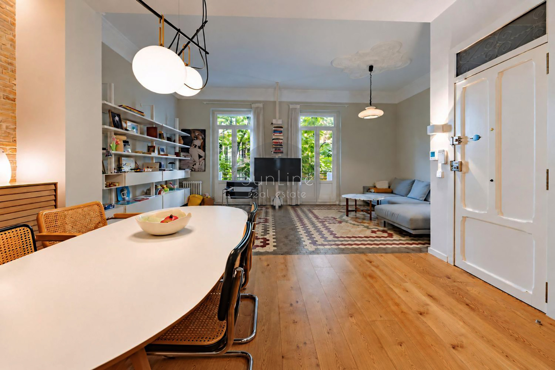 Elegant 102 m² apartment with designer renovation in Gran Vía