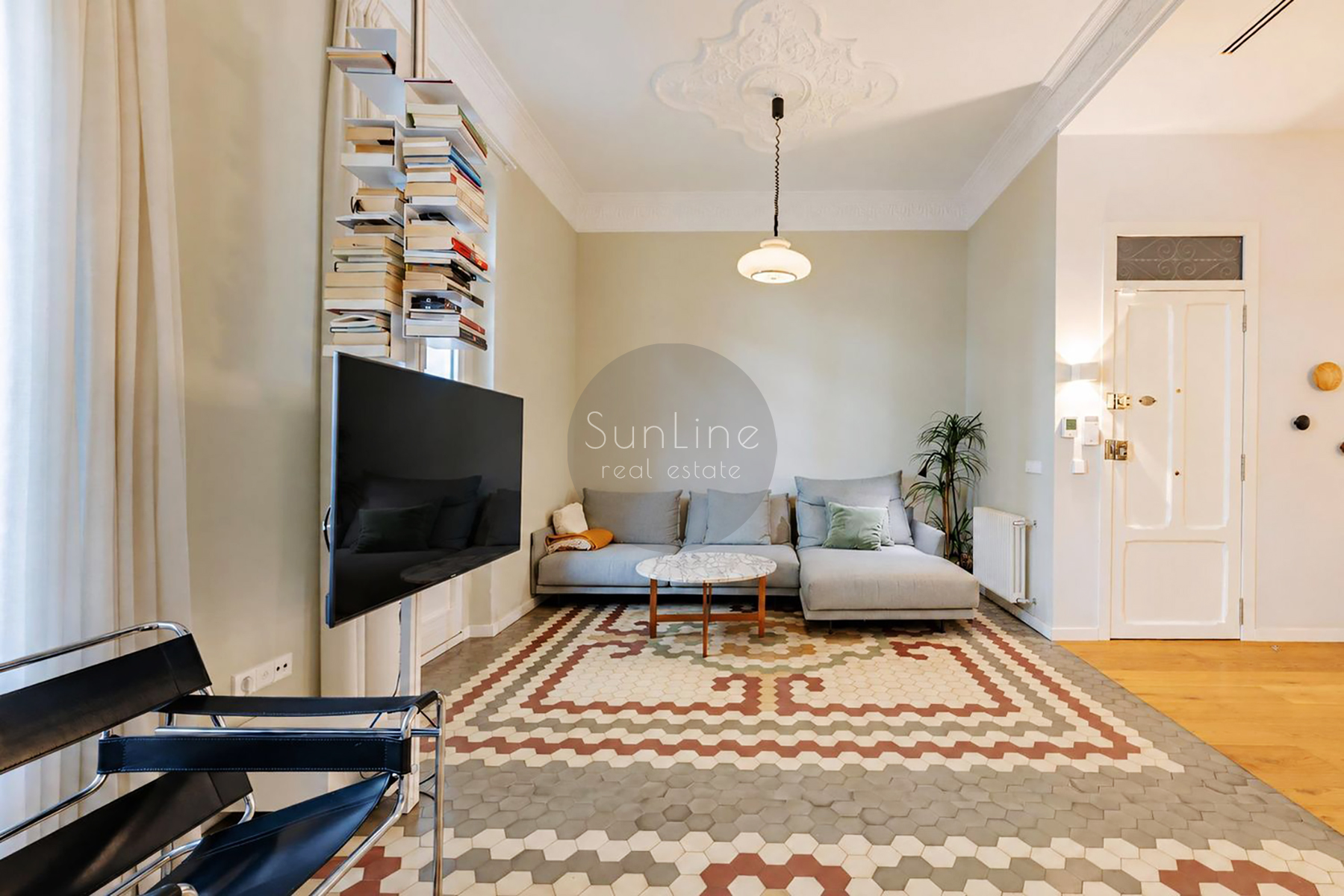 Elegant 102 m² apartment with designer renovation in Gran Vía
