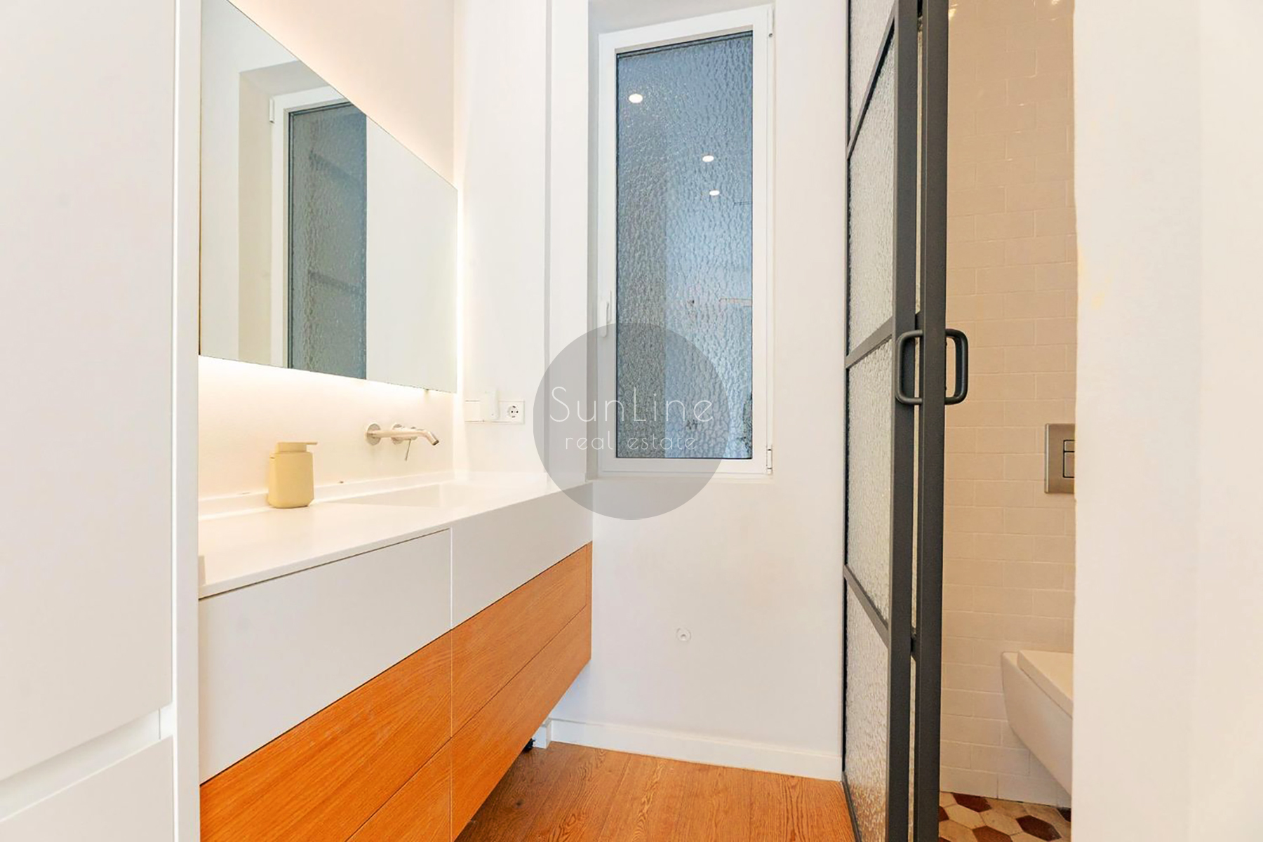 Elegant 102 m² apartment with designer renovation in Gran Vía