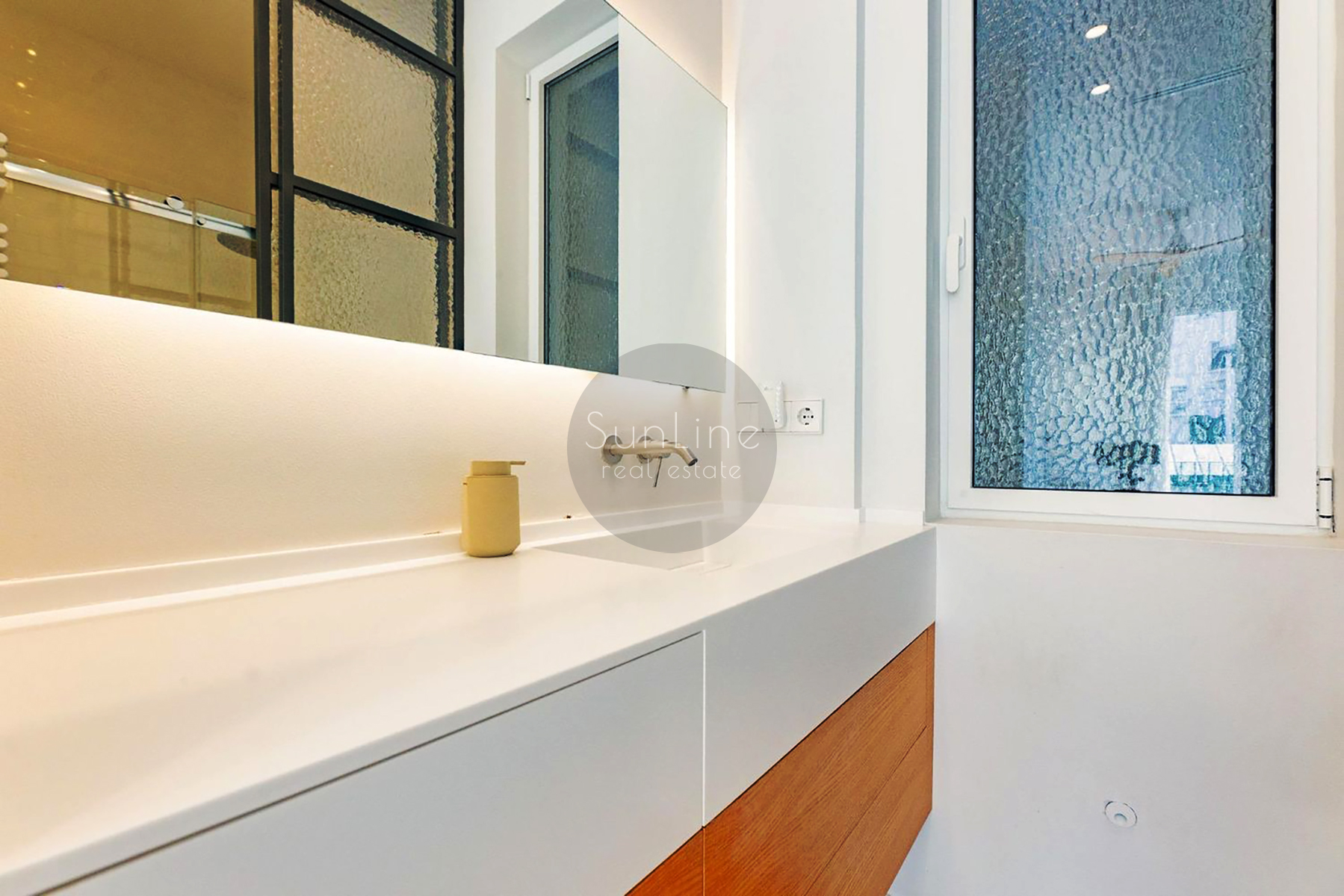 Elegant 102 m² apartment with designer renovation in Gran Vía