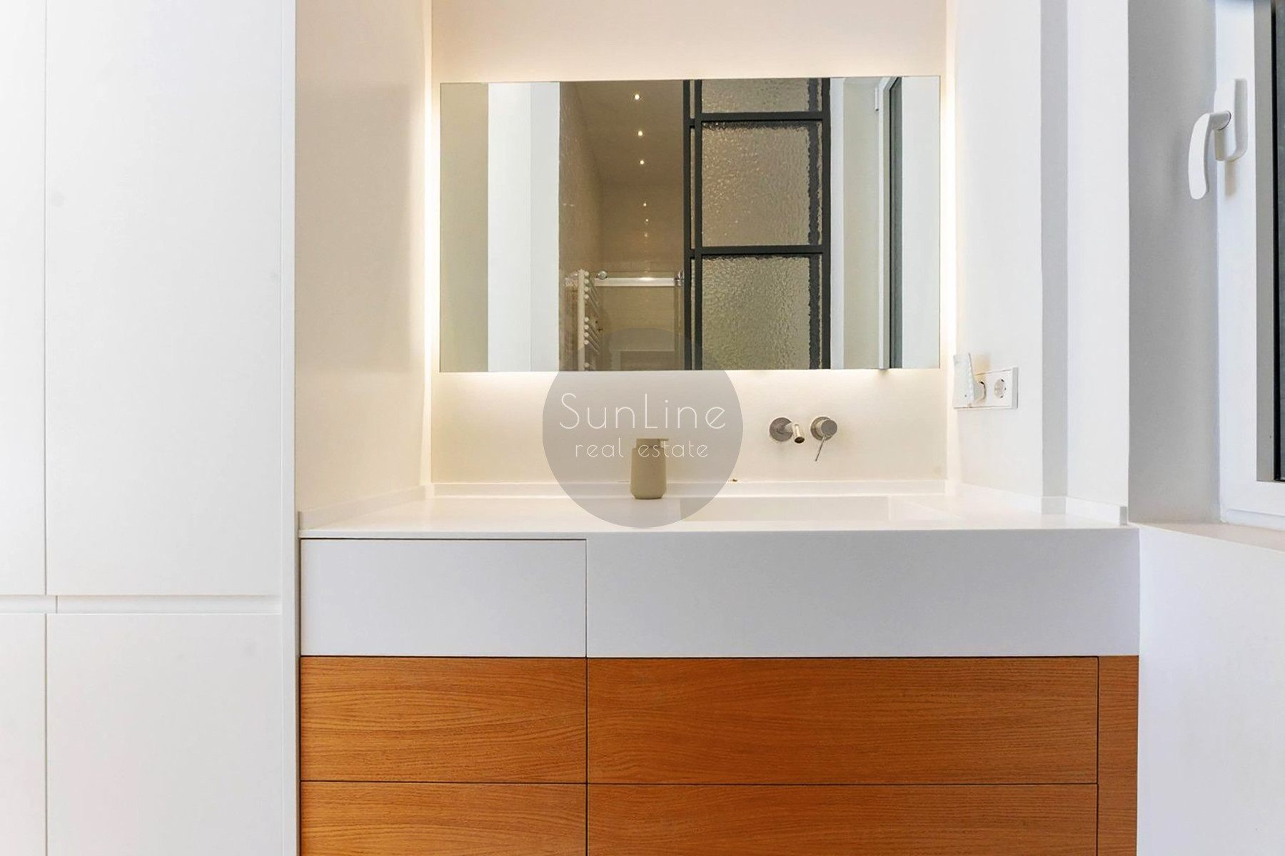 Elegant 102 m² apartment with designer renovation in Gran Vía