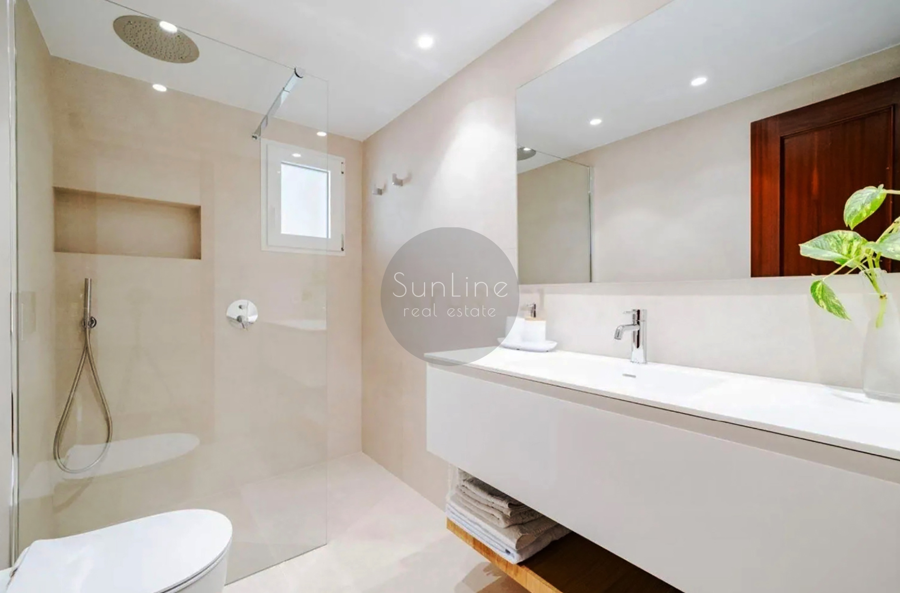 Bright apartment 144 m² with new furniture and premium finish in Valencia