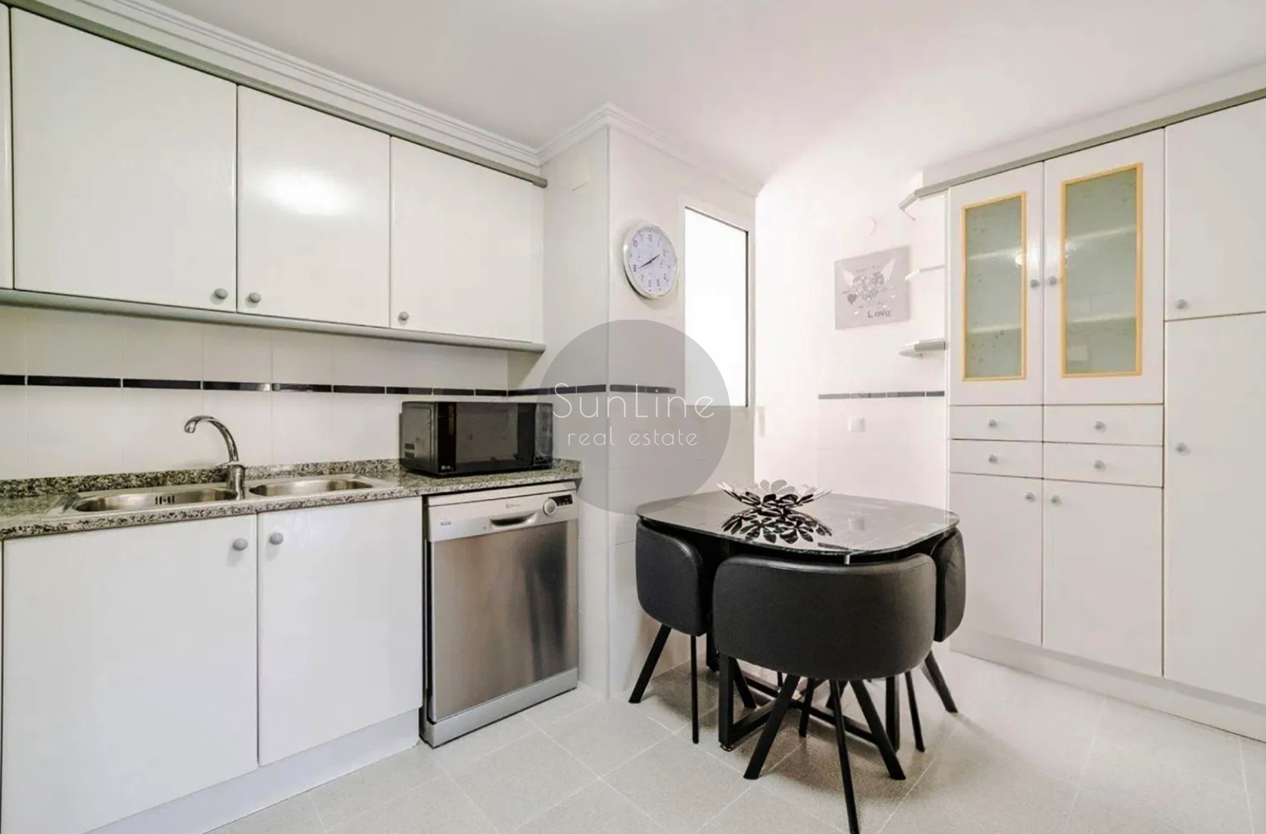 Bright apartment 144 m² with new furniture and premium finish in Valencia