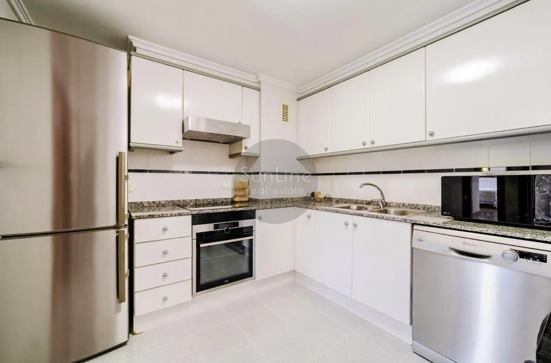 Bright apartment 144 m² with new furniture and premium finish in Valencia