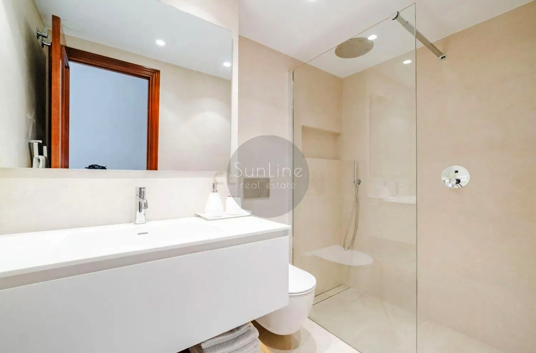 Bright apartment 144 m² with new furniture and premium finish in Valencia