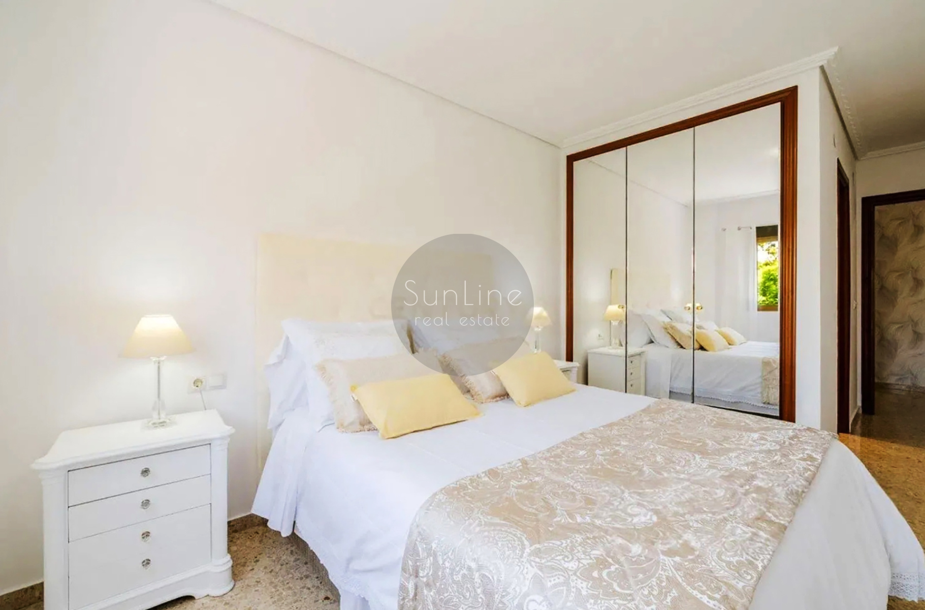 Bright apartment 144 m² with new furniture and premium finish in Valencia