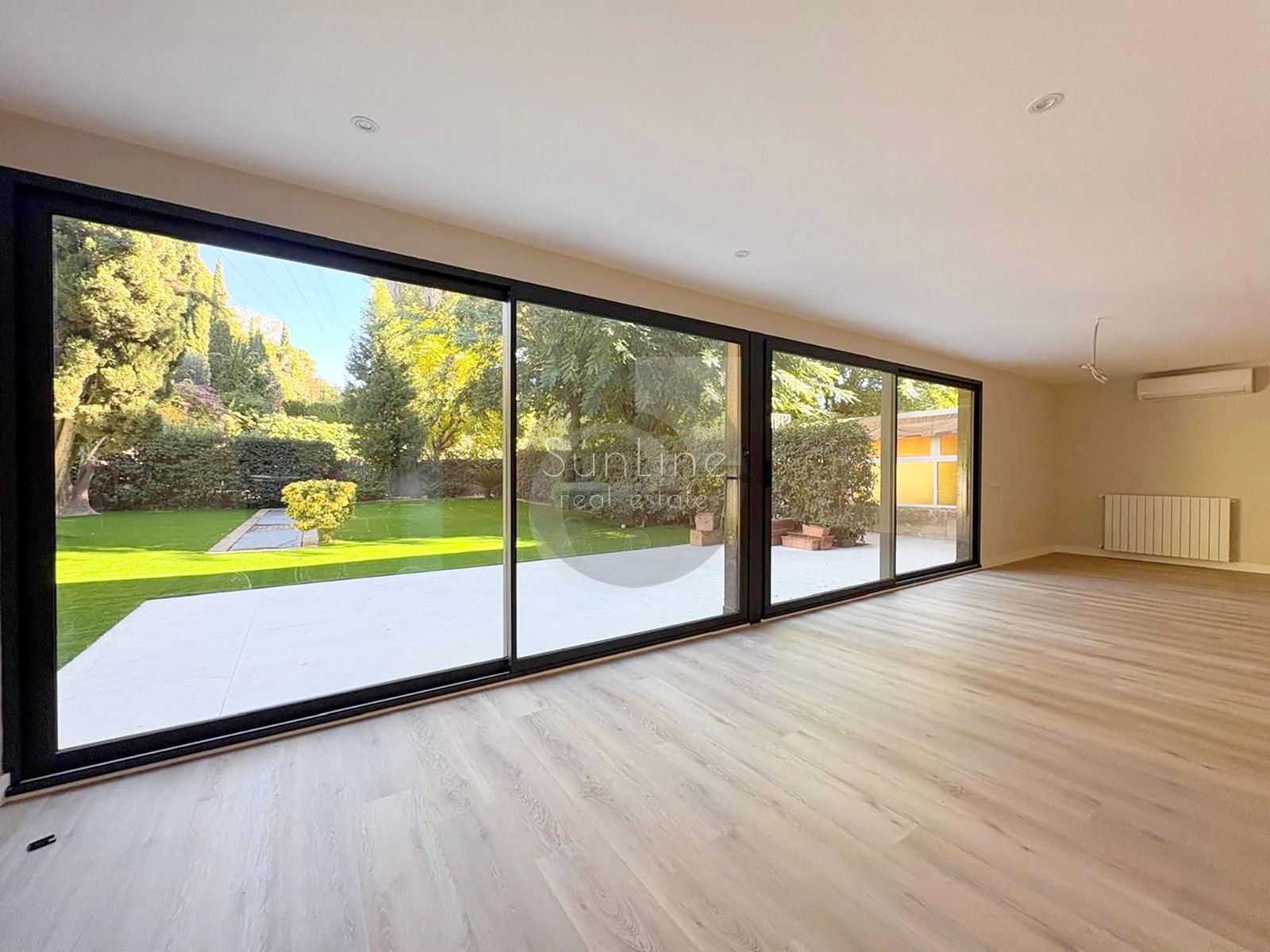 Spacious house 247 m² with garden 330 m² in a closed complex near Valencia