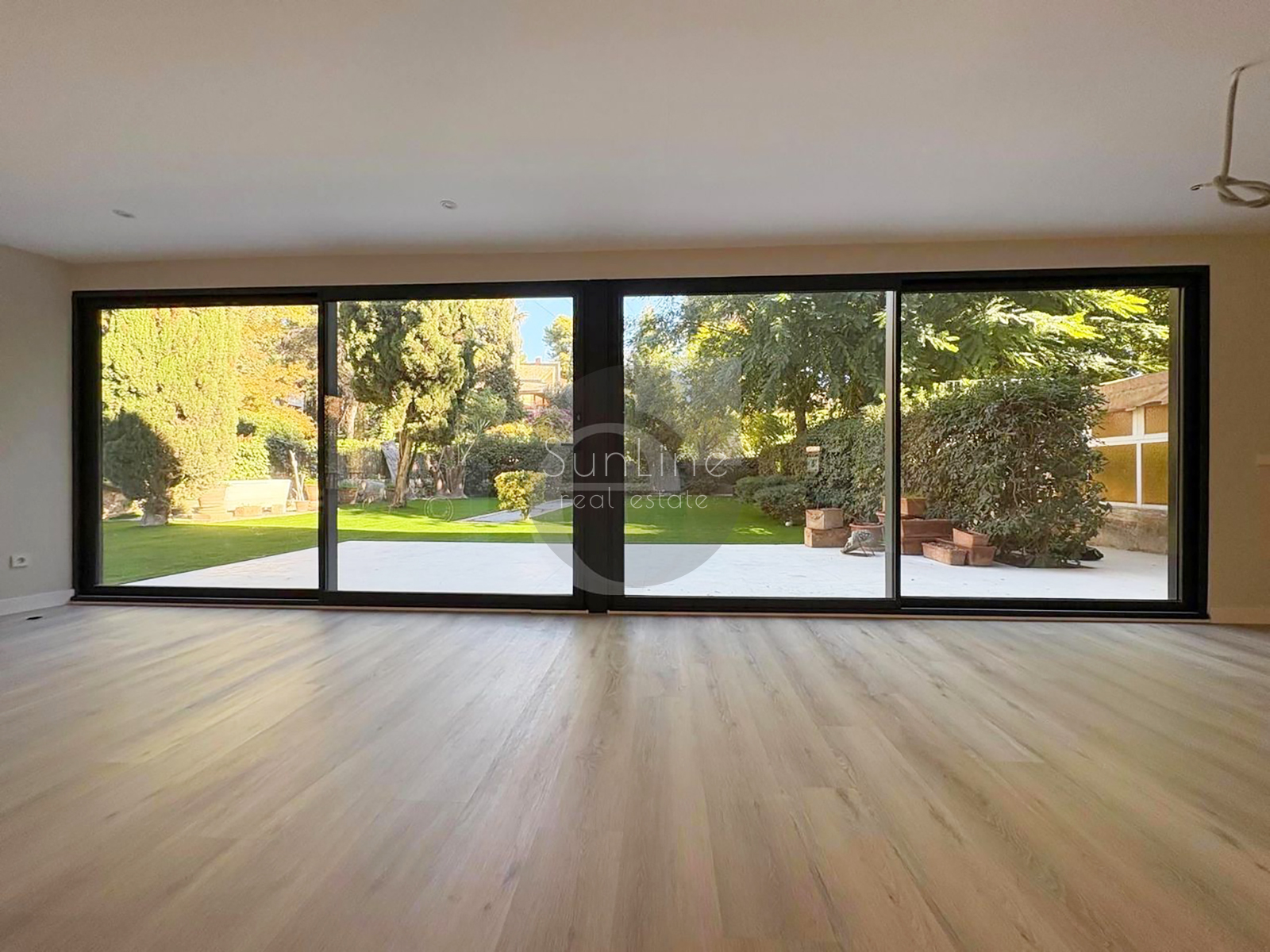 Spacious house 247 m² with garden 330 m² in a closed complex near Valencia