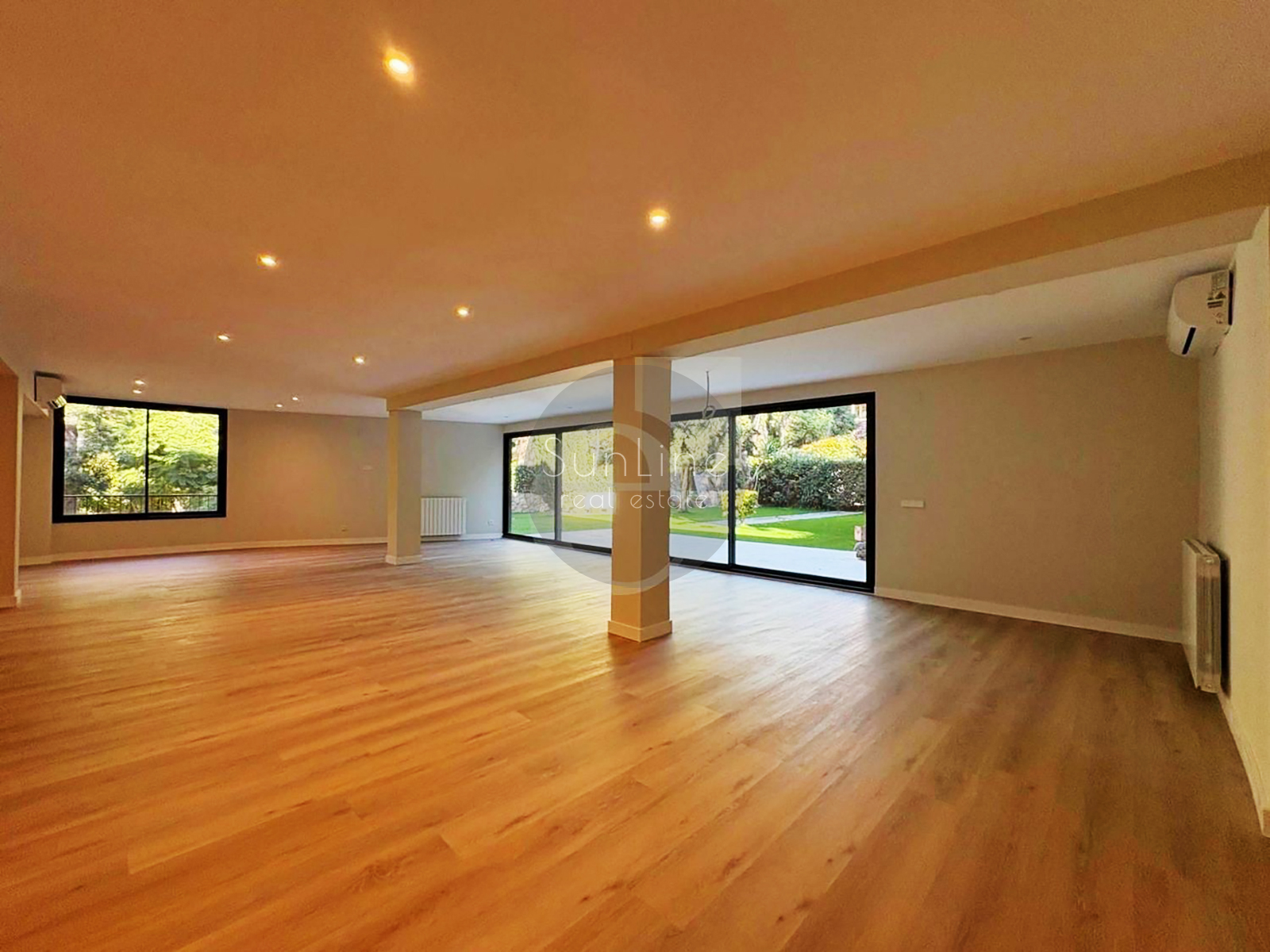 Spacious house 247 m² with garden 330 m² in a closed complex near Valencia