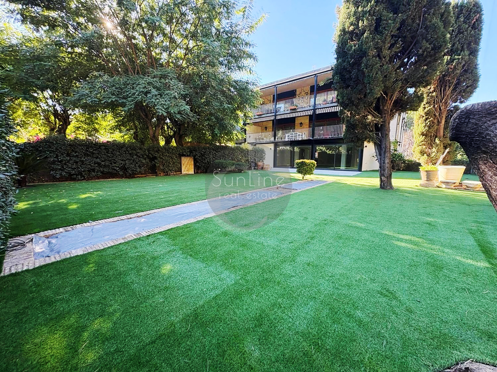 Spacious house 247 m² with garden 330 m² in a closed complex near Valencia