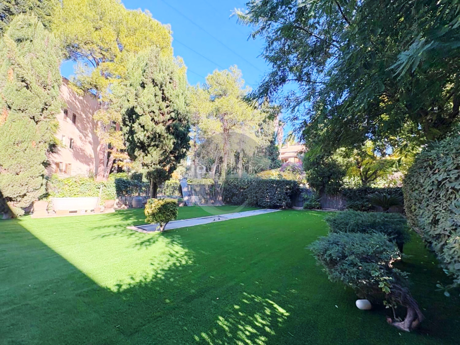 Spacious house 247 m² with garden 330 m² in a closed complex near Valencia