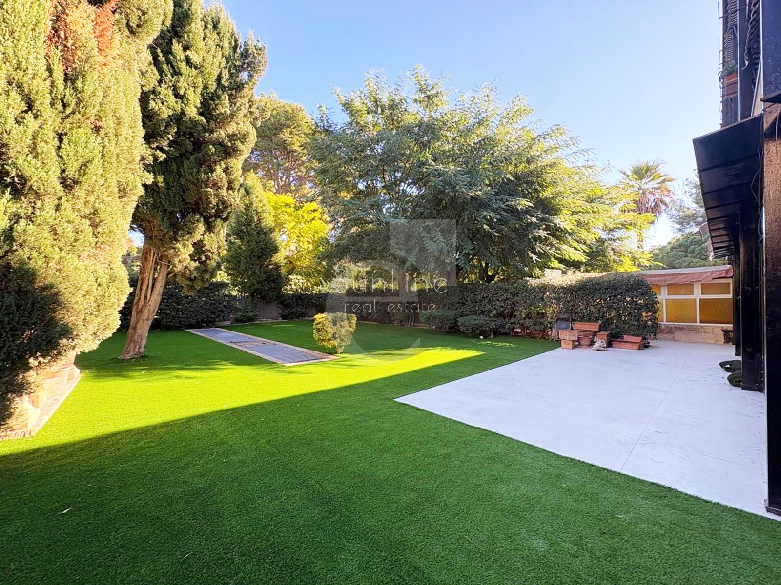 Spacious house 247 m² with garden 330 m² in a closed complex near Valencia