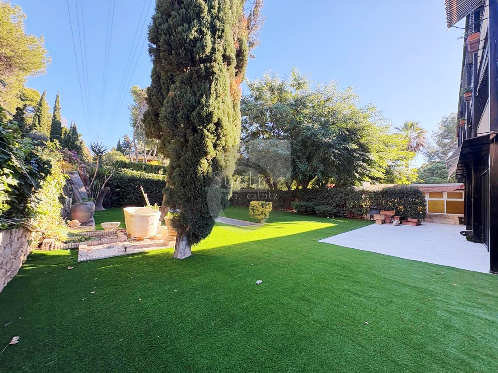Spacious house 247 m² with garden 330 m² in a closed complex near Valencia