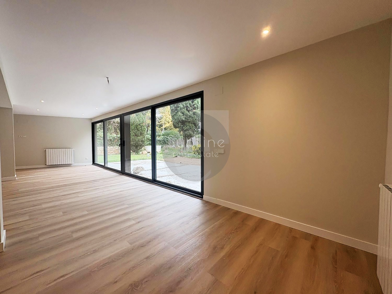 Spacious house 247 m² with garden 330 m² in a closed complex near Valencia