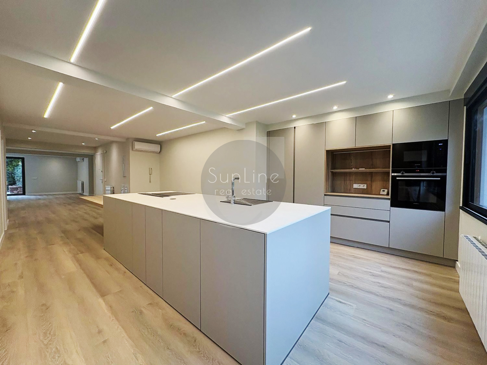 Spacious house 247 m² with garden 330 m² in a closed complex near Valencia