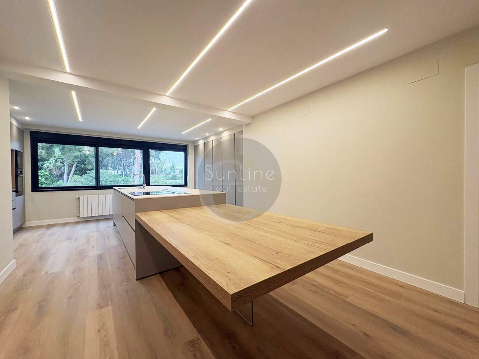 Spacious house 247 m² with garden 330 m² in a closed complex near Valencia