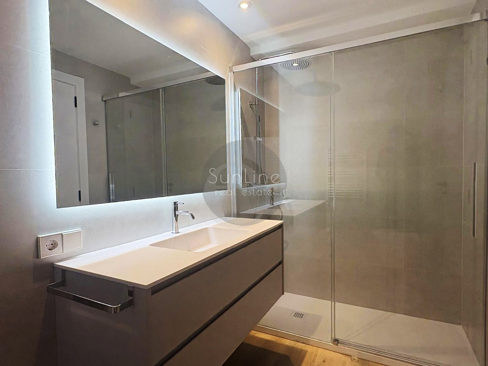 Spacious house 247 m² with garden 330 m² in a closed complex near Valencia