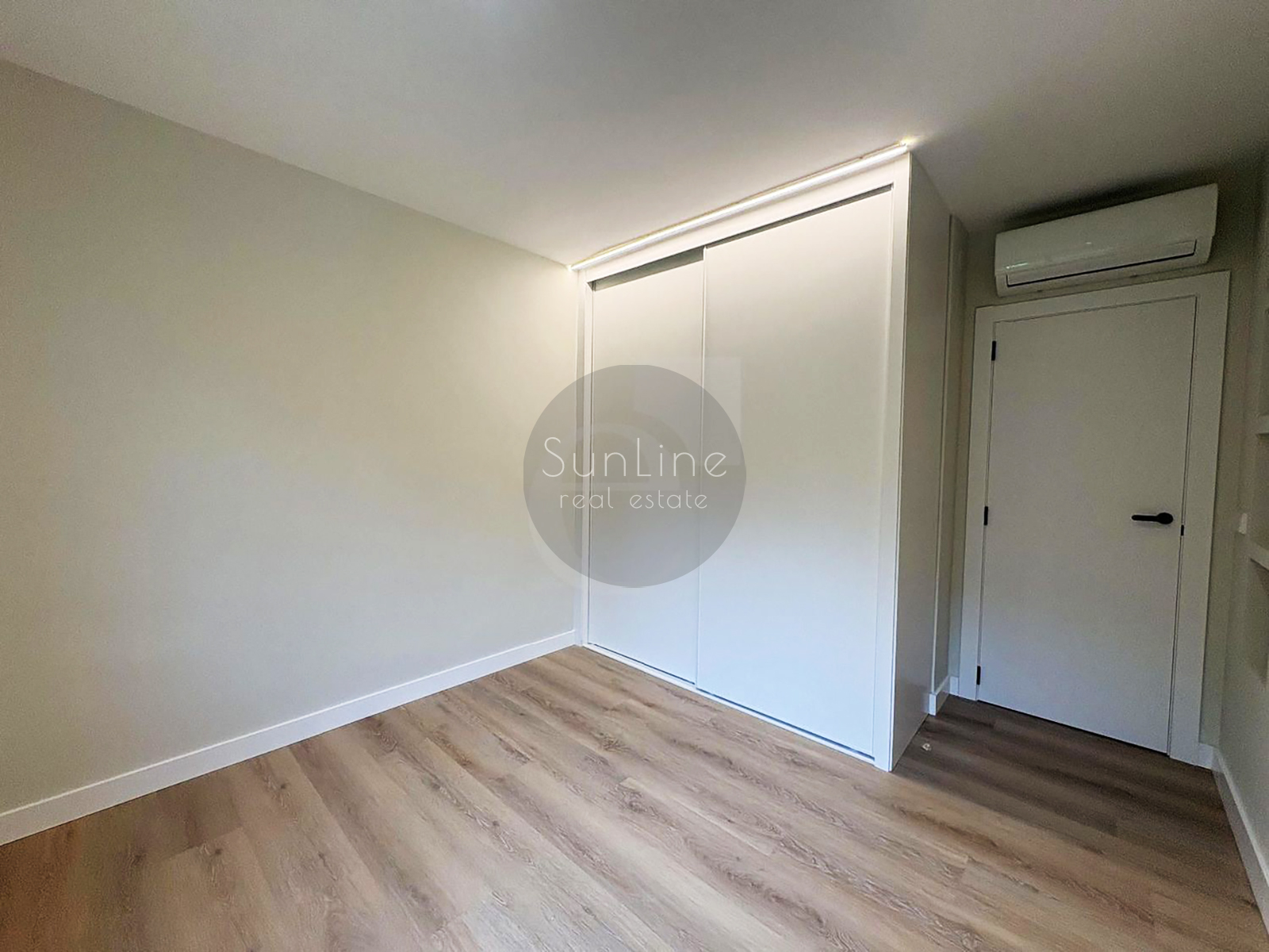Spacious house 247 m² with garden 330 m² in a closed complex near Valencia