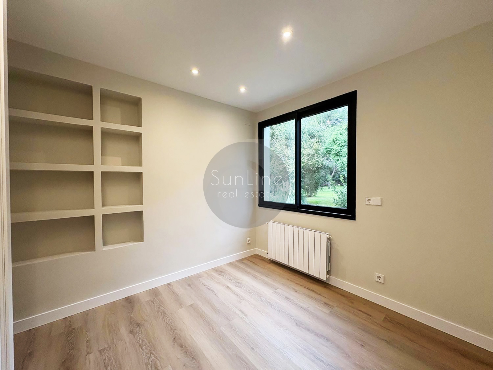 Spacious house 247 m² with garden 330 m² in a closed complex near Valencia
