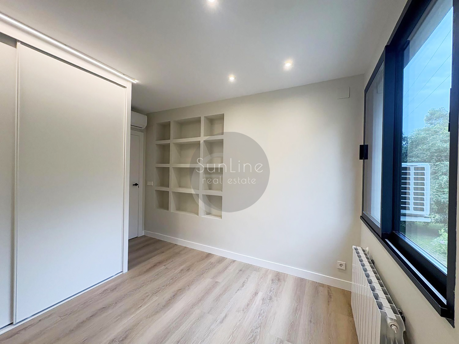Spacious house 247 m² with garden 330 m² in a closed complex near Valencia