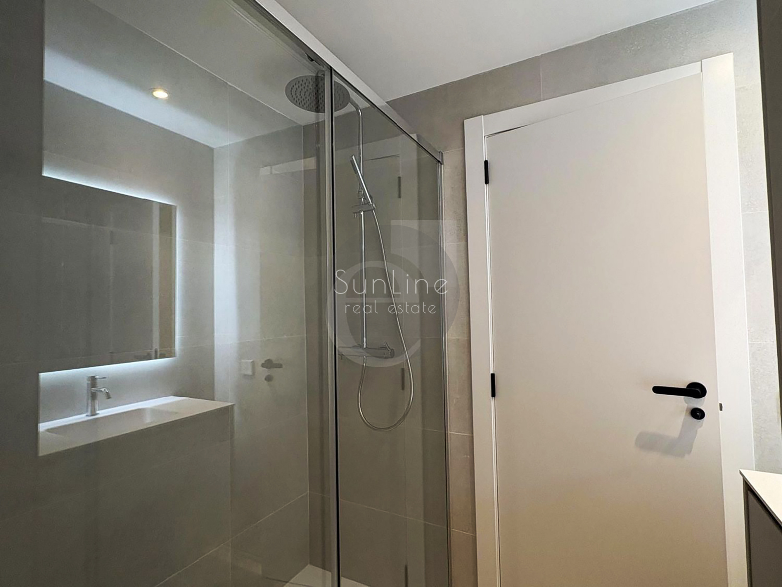 Spacious house 247 m² with garden 330 m² in a closed complex near Valencia