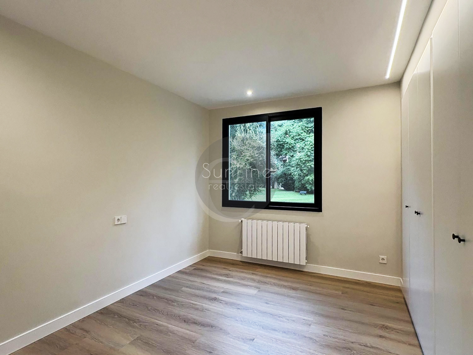 Spacious house 247 m² with garden 330 m² in a closed complex near Valencia