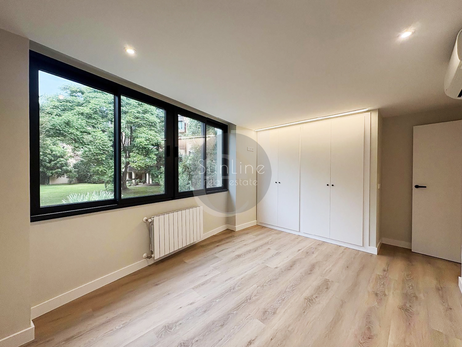 Spacious house 247 m² with garden 330 m² in a closed complex near Valencia