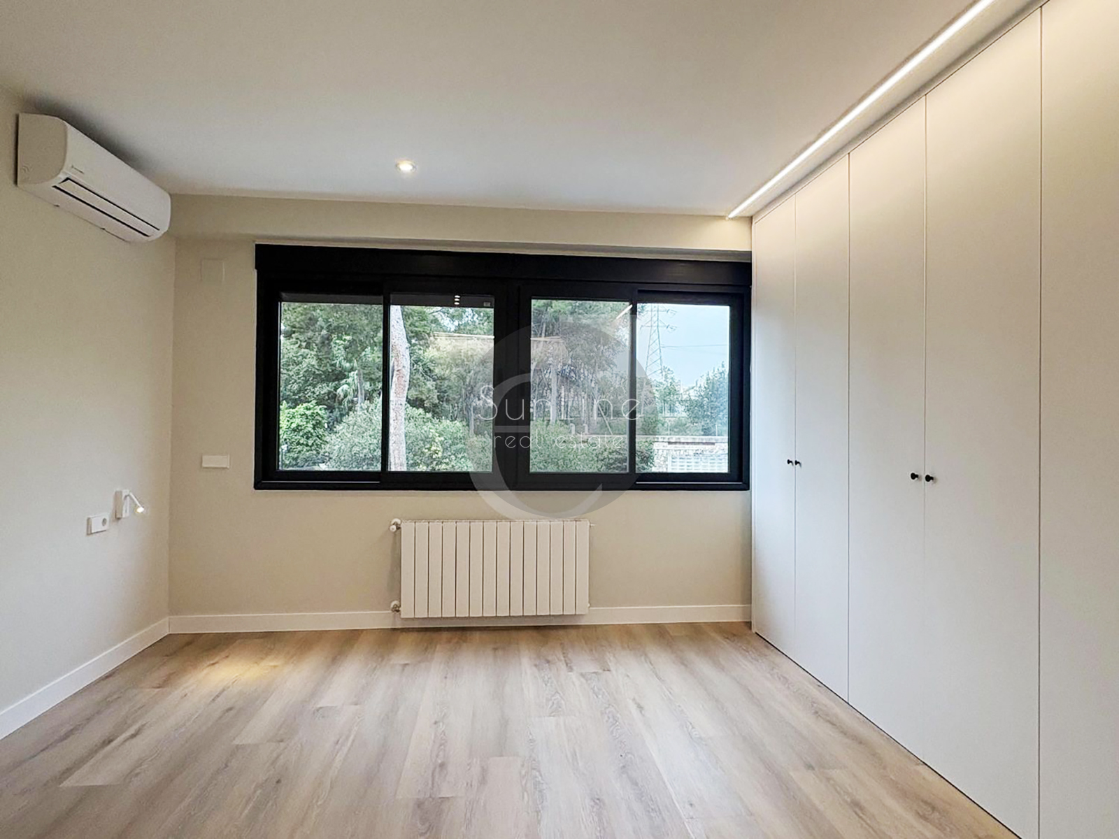Spacious house 247 m² with garden 330 m² in a closed complex near Valencia