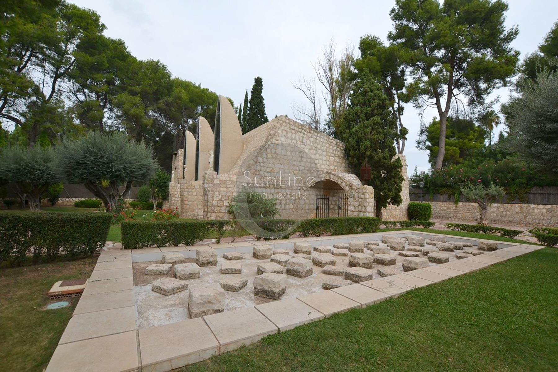 Spacious house 247 m² with garden 330 m² in a closed complex near Valencia
