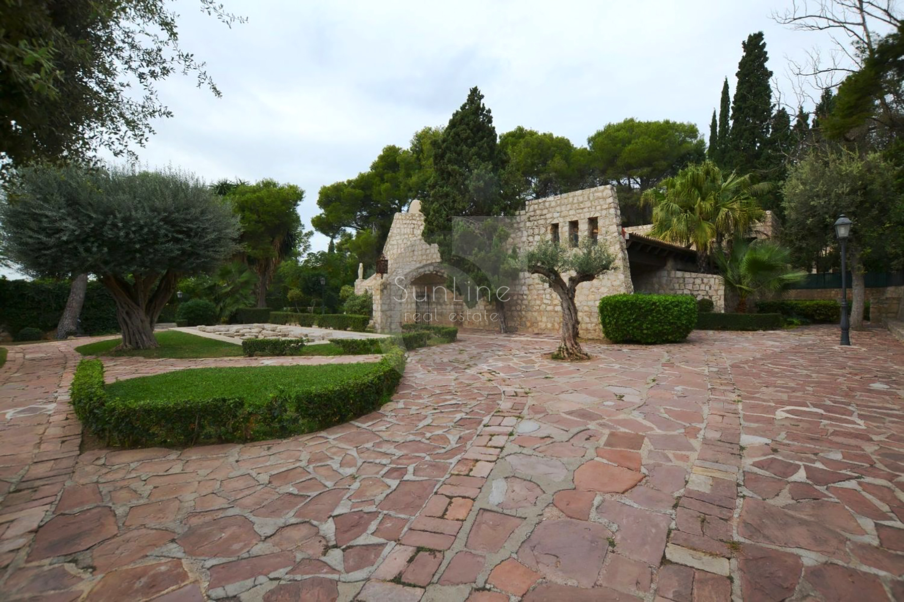 Spacious house 247 m² with garden 330 m² in a closed complex near Valencia