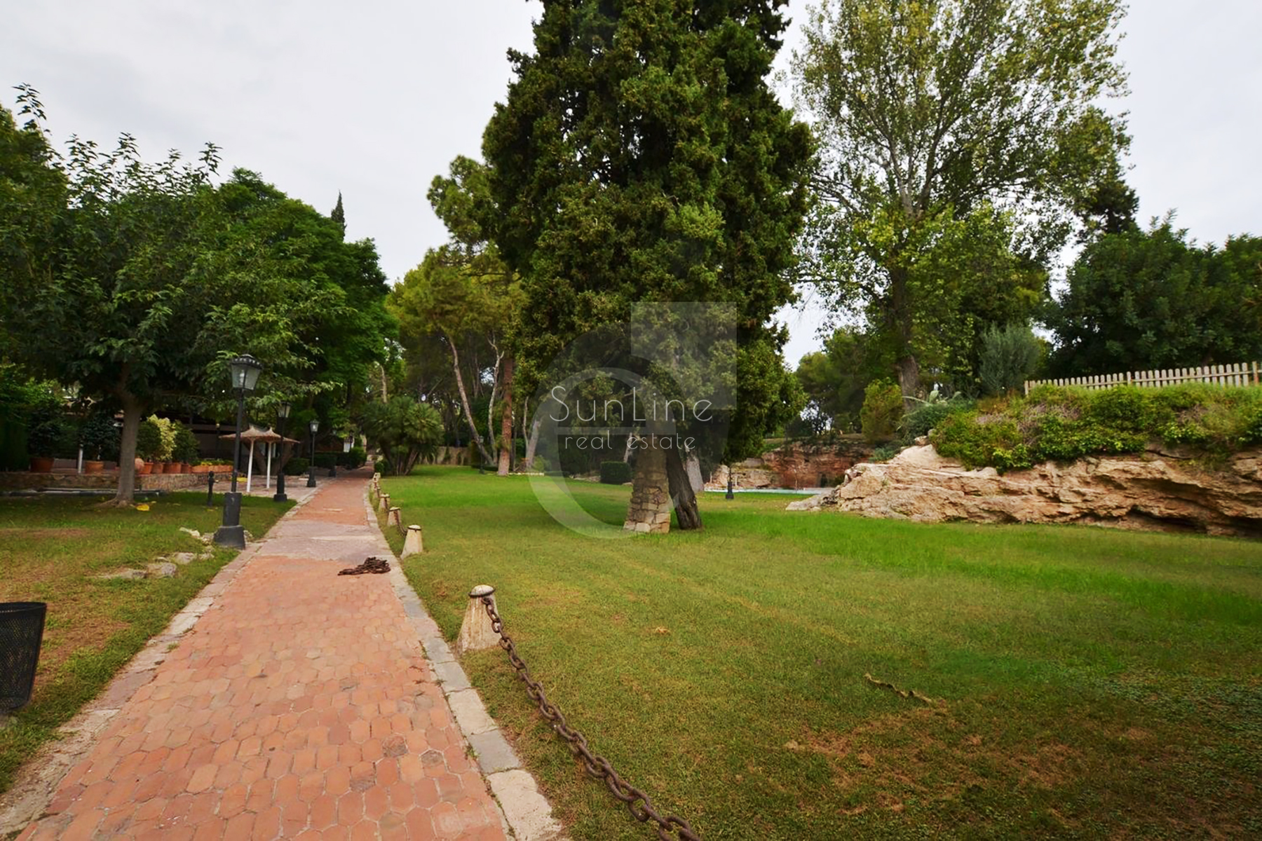 Spacious house 247 m² with garden 330 m² in a closed complex near Valencia