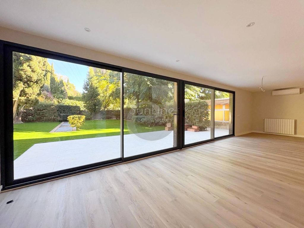 Spacious house 247 m² with garden 330 m² in a closed complex near Valencia