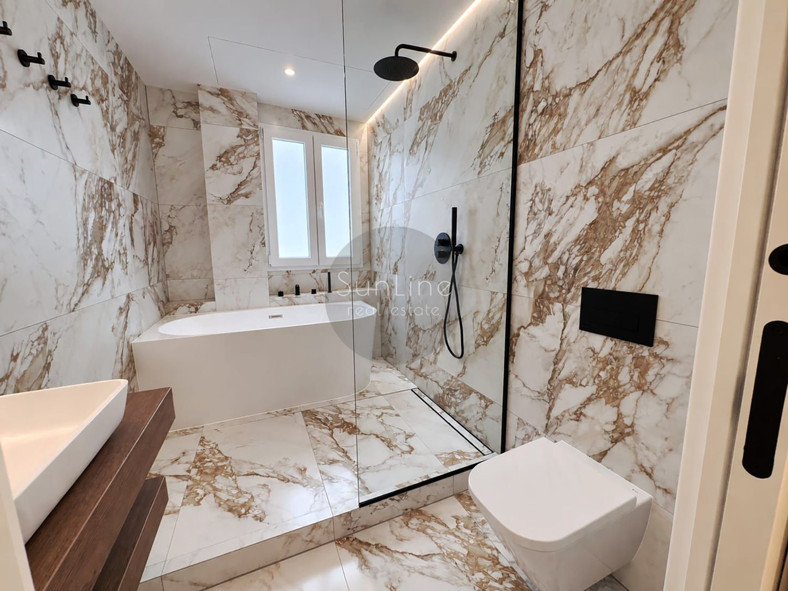 renovated apartment 142 m² with Smart Home system in the center of Valencia