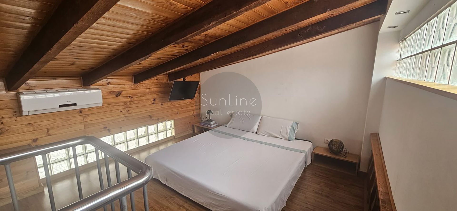 Furnished loft with high ceilings in downtown Valencia