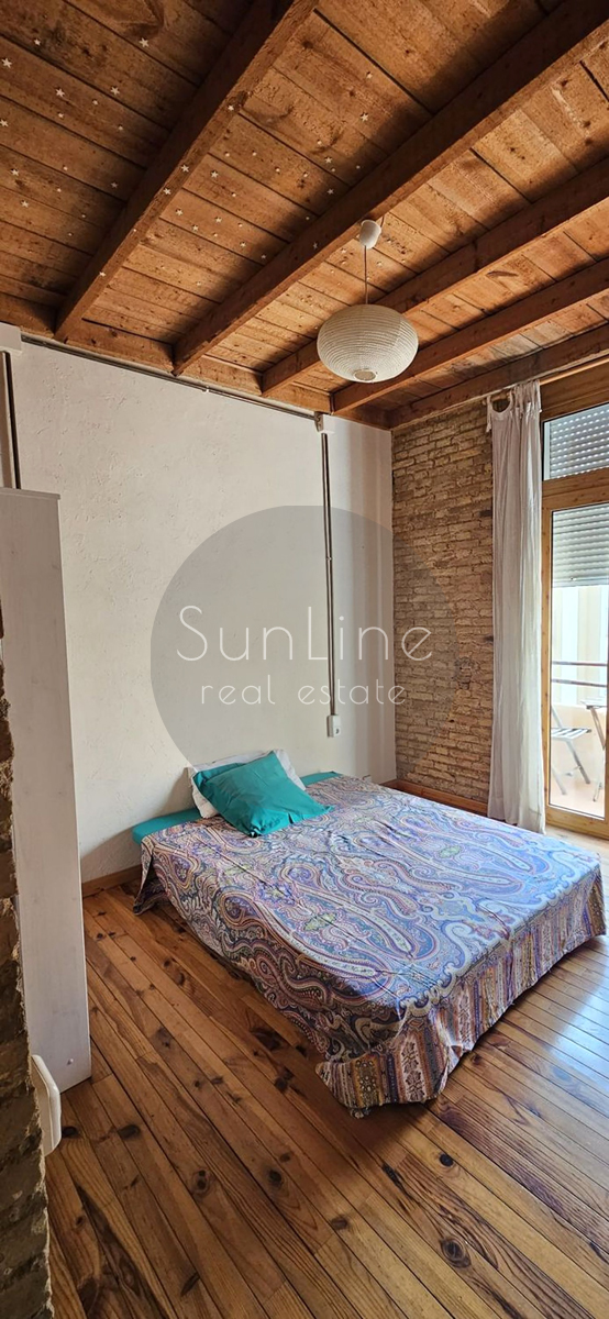 Furnished loft with high ceilings in downtown Valencia