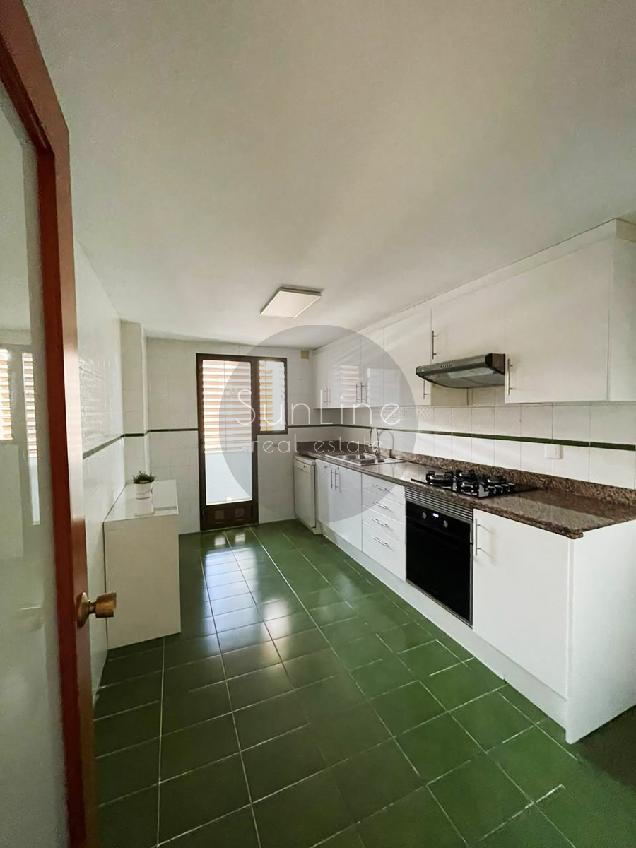 Spacious apartment with balcony and panoramic views in La Carrasca