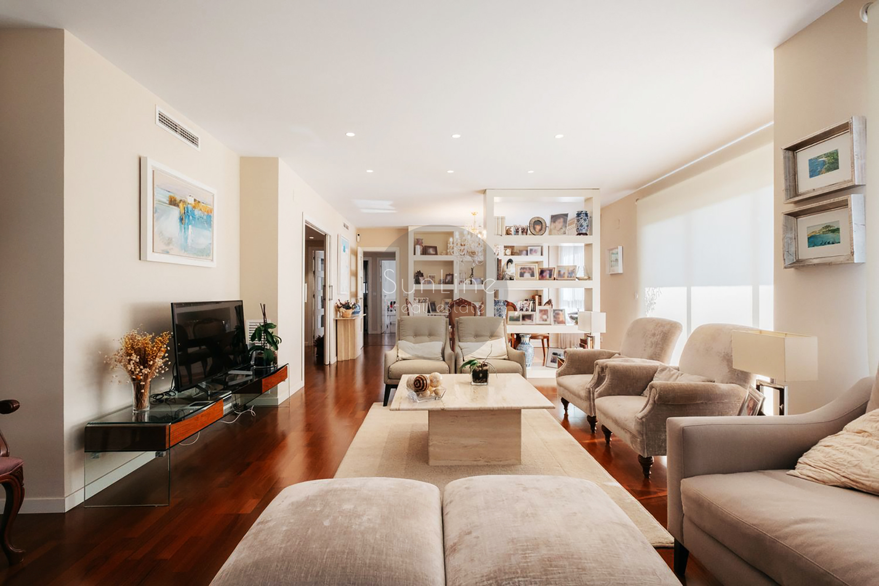 Three-bedroom apartment with terrace in a prestigious Valencia district