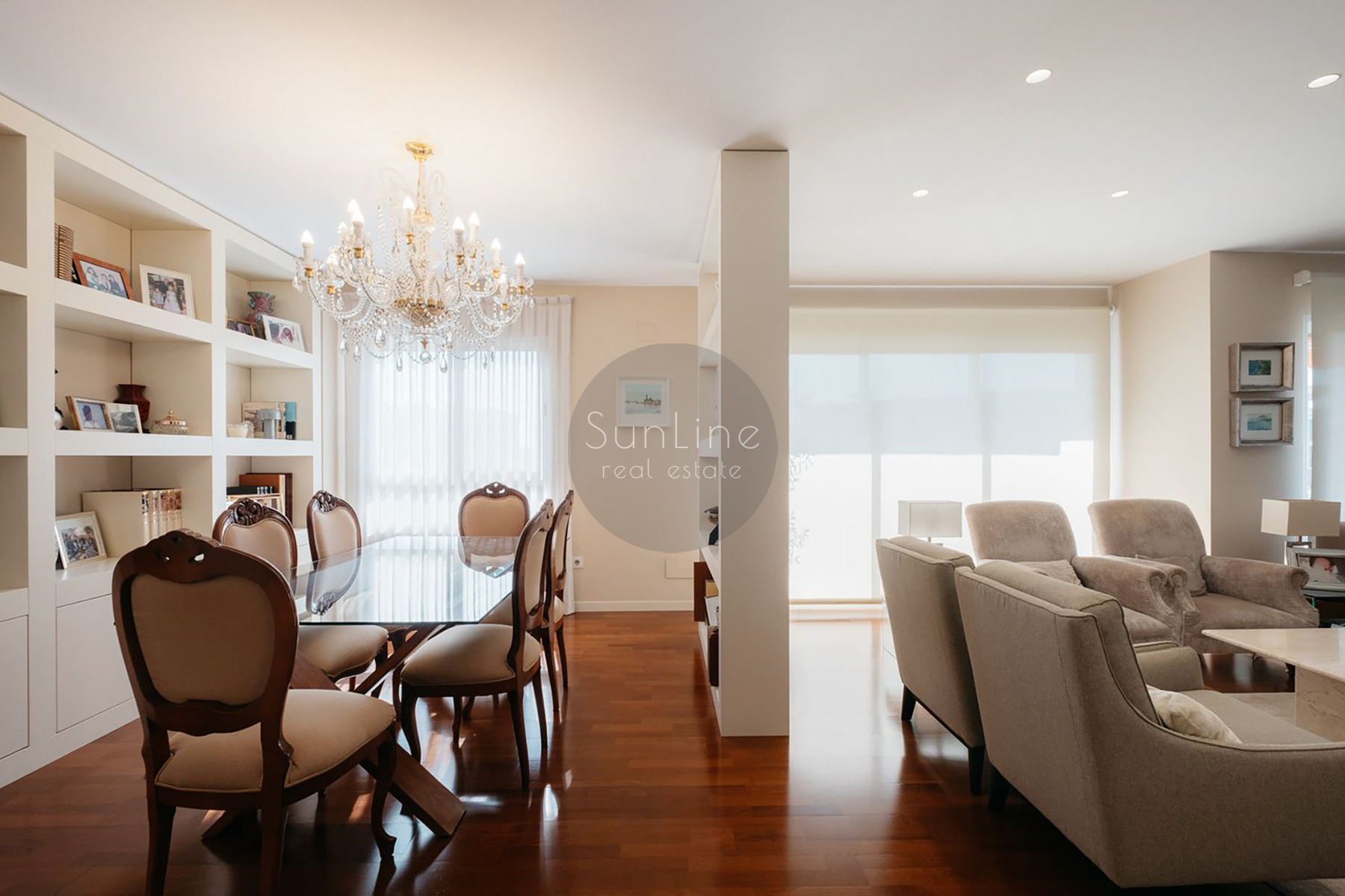 Three-bedroom apartment with terrace in a prestigious Valencia district