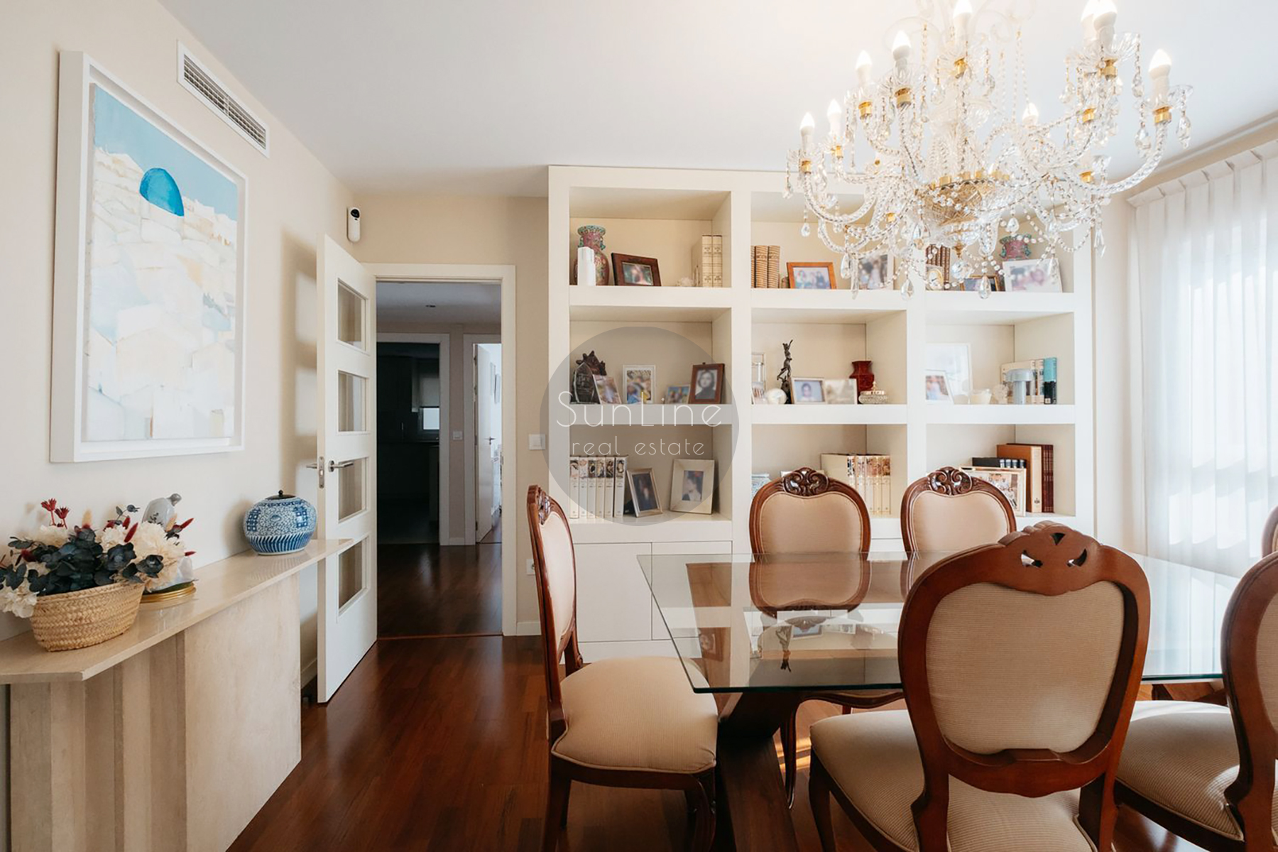 Three-bedroom apartment with terrace in a prestigious Valencia district